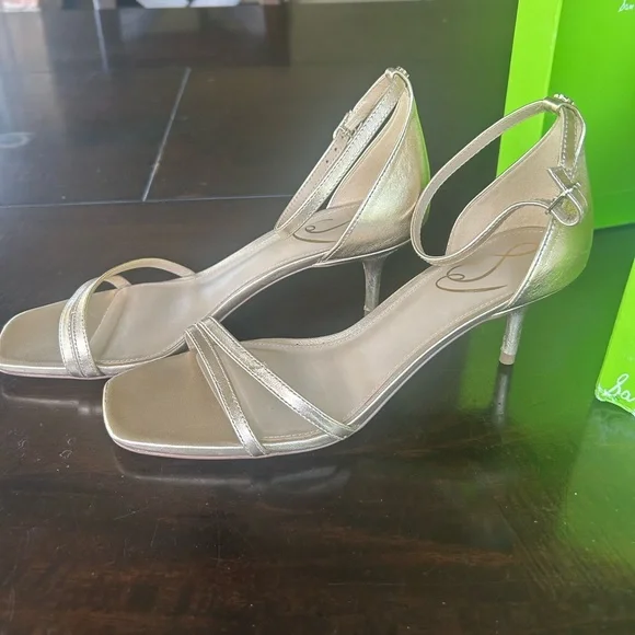 Sam Edelman gold stappy kitten heel sandal
Box included - Picture 2 of 5